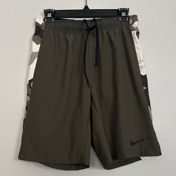 Nike men NWT Dark Olive Green Ligtweight Athletic Shorts w/drawstring & pockets - Picture 1 of 6